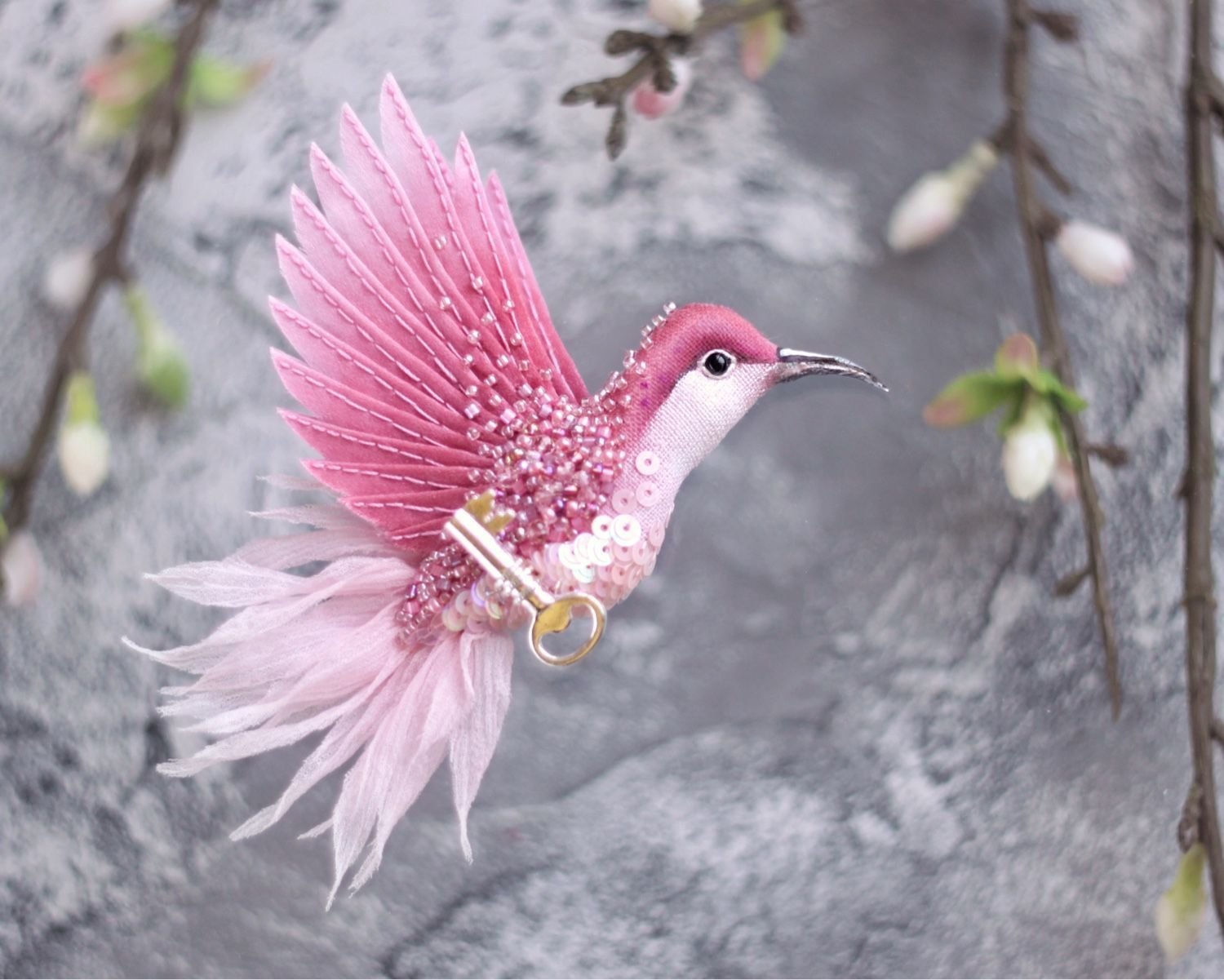 Птицы живущие в цветах. Брошь розовая Колибри Колибри. Розовая птица. Красивые птицы. Птицы розового цвета.