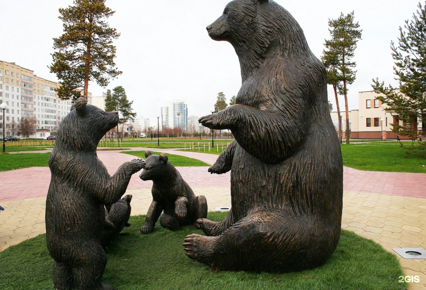 Почему медведь ярославль. Скульптурная композиция Пермский медведь» Пермь. Скульптурная композиция «медведь с рыбой» Салехард. Скульптурная композиция "медведь-Нефтяник". Памятник медведю в Ярославле.