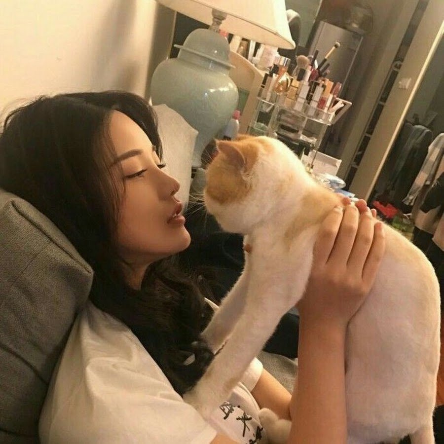 Кореянка с котом