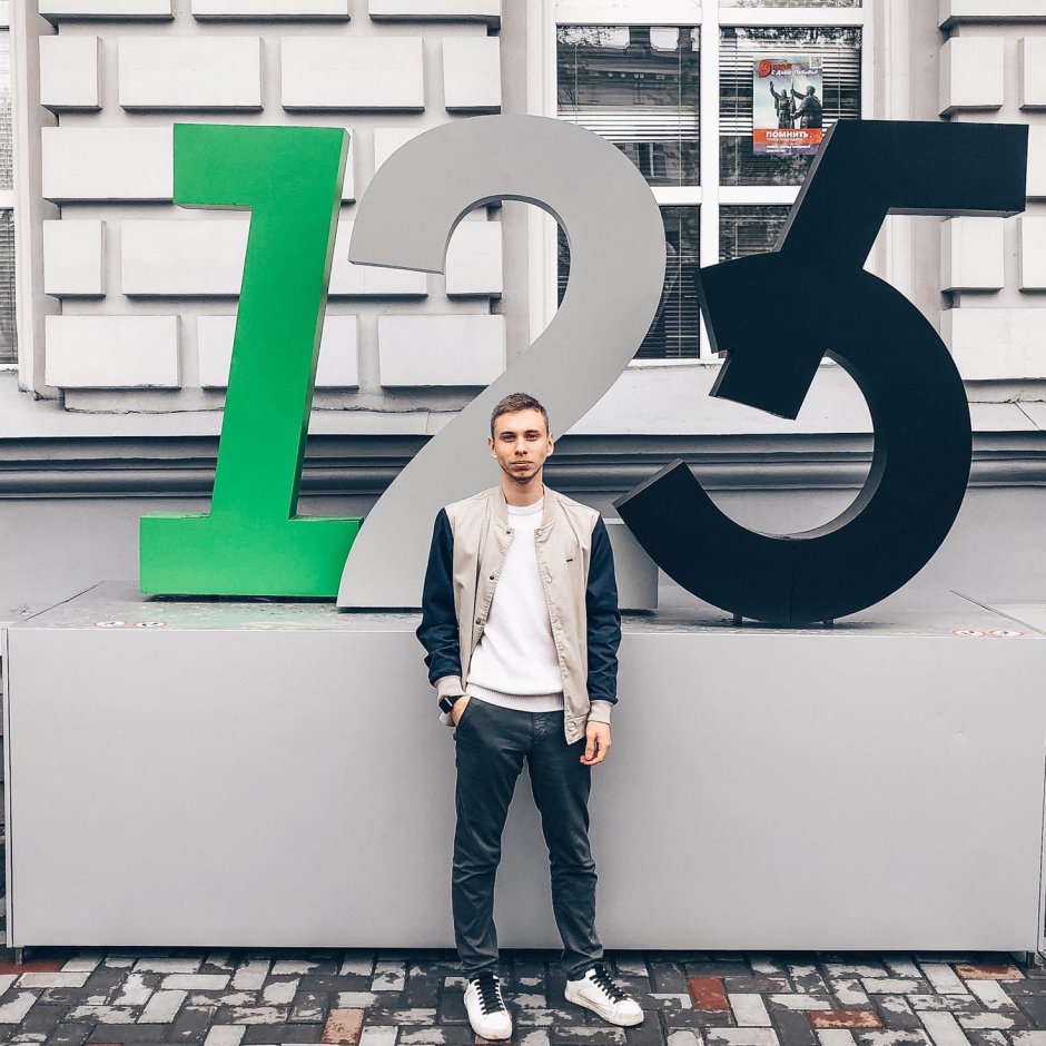 Волчица сидит