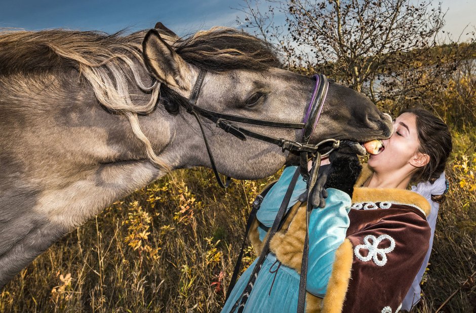 Девушка обнимает лошадь