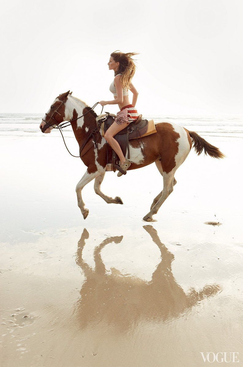 Старики скачут на лошадях