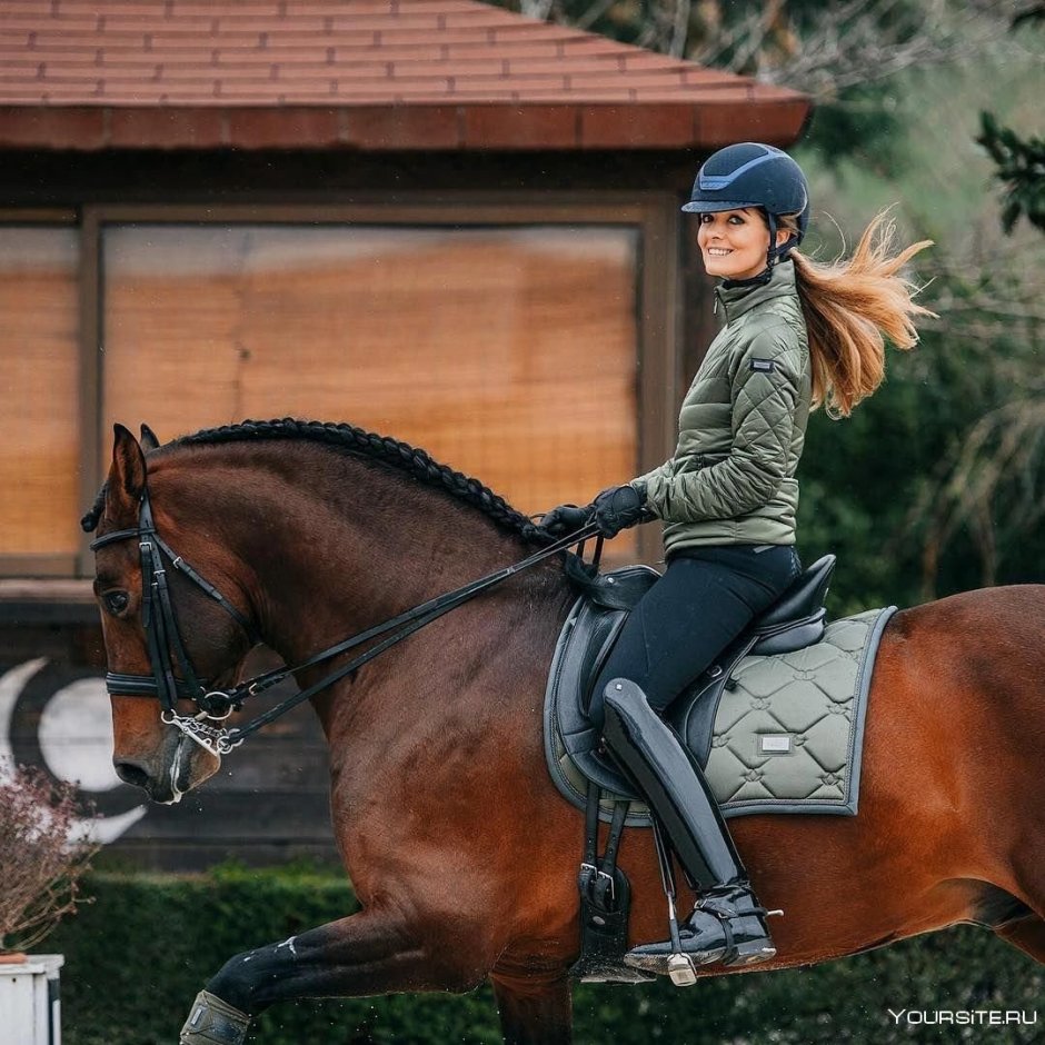 Девушка скачет на лошади