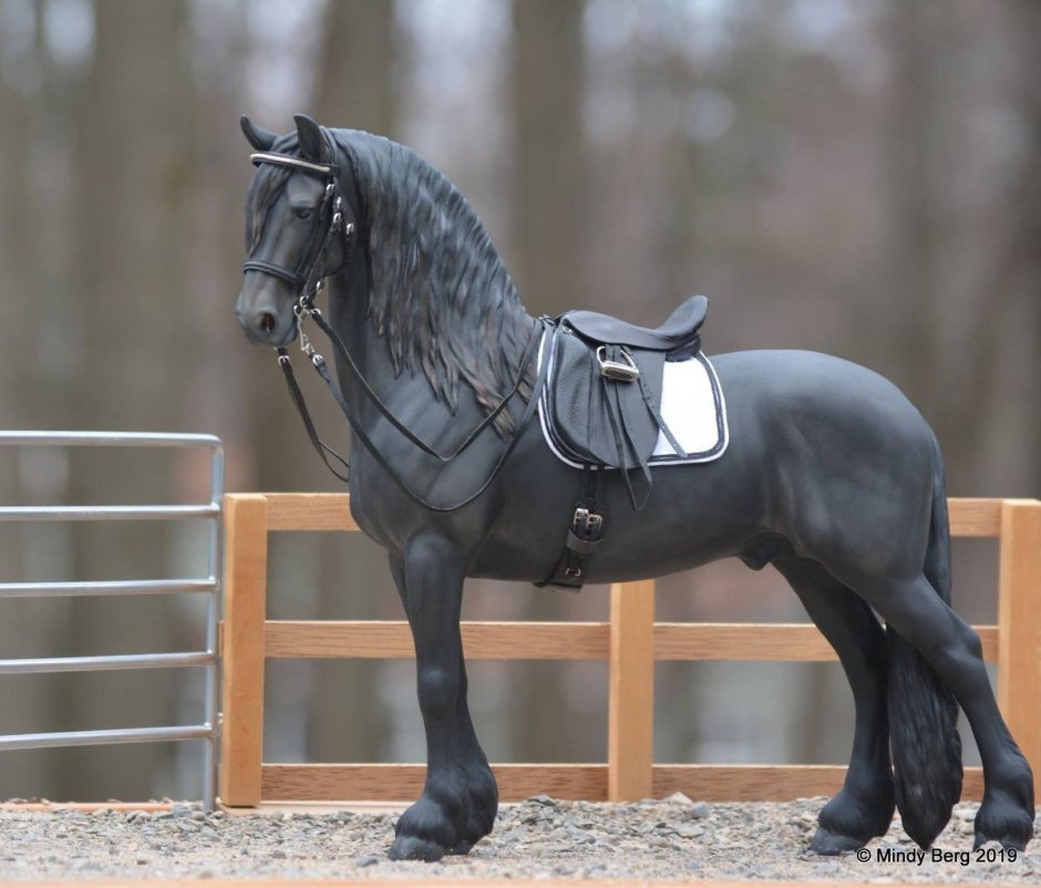 Фризская кобыла Breyer