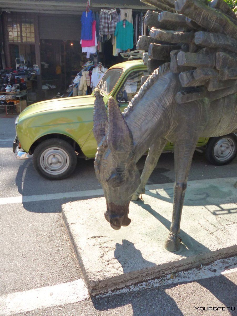 Памятник ишаку в Карабахе