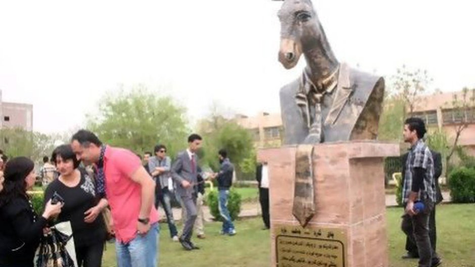 Памятник ослу в Карабахе