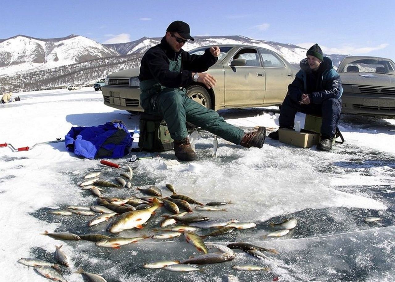 Клев иркутске. Подледная рыбалка на Байкале. Зимняя рыбалка на Байкале. Рыбалка на Байкале зимой. Зимняя рыбалка на озера Байкал.