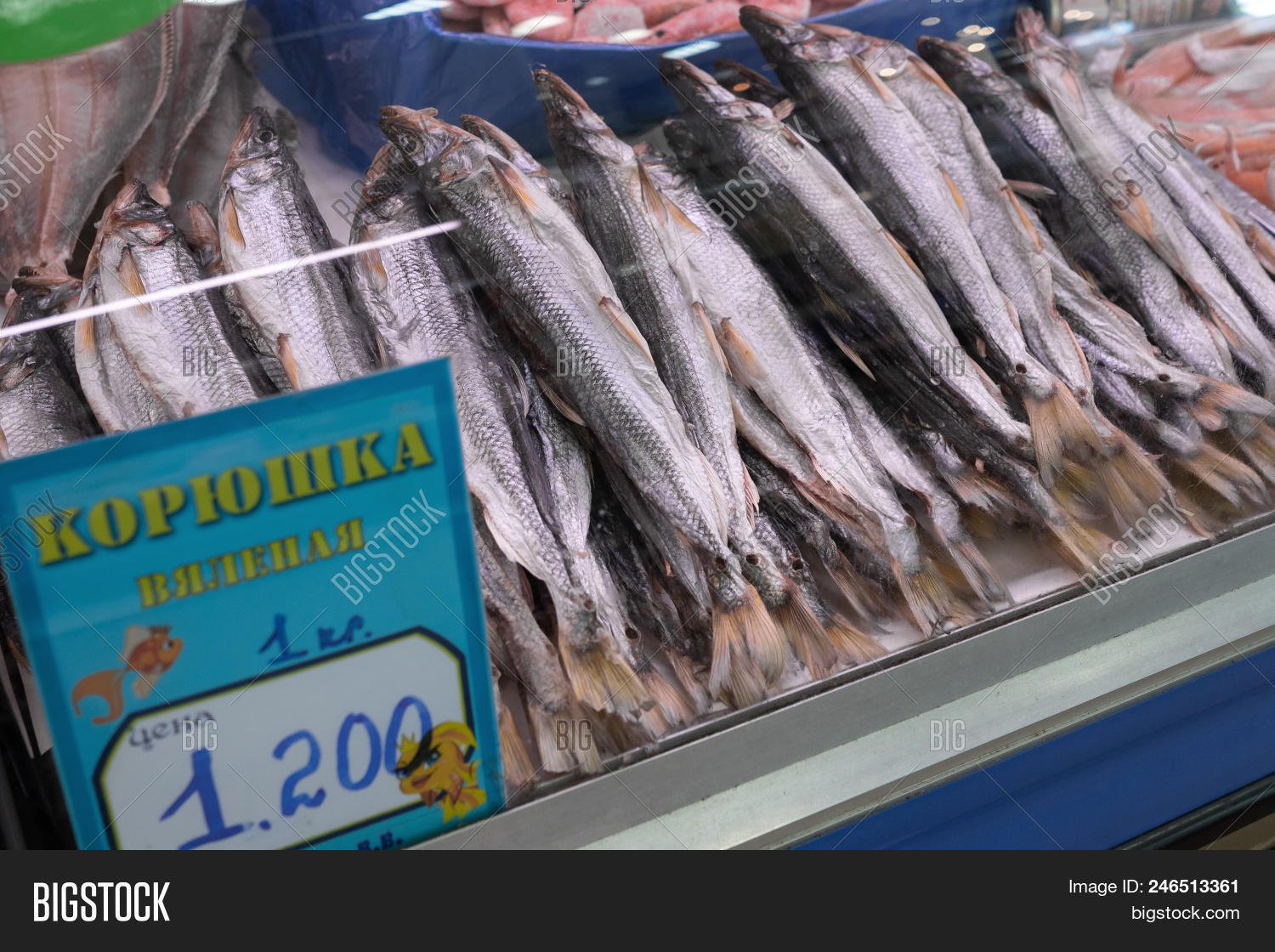 Где поесть корюшку в санкт петербурге недорого. Вяленая рыба на прилавке. Витрина для вяленой рыбы. Вяленая рыба на рынке. Сушеная рыба на прилавке.