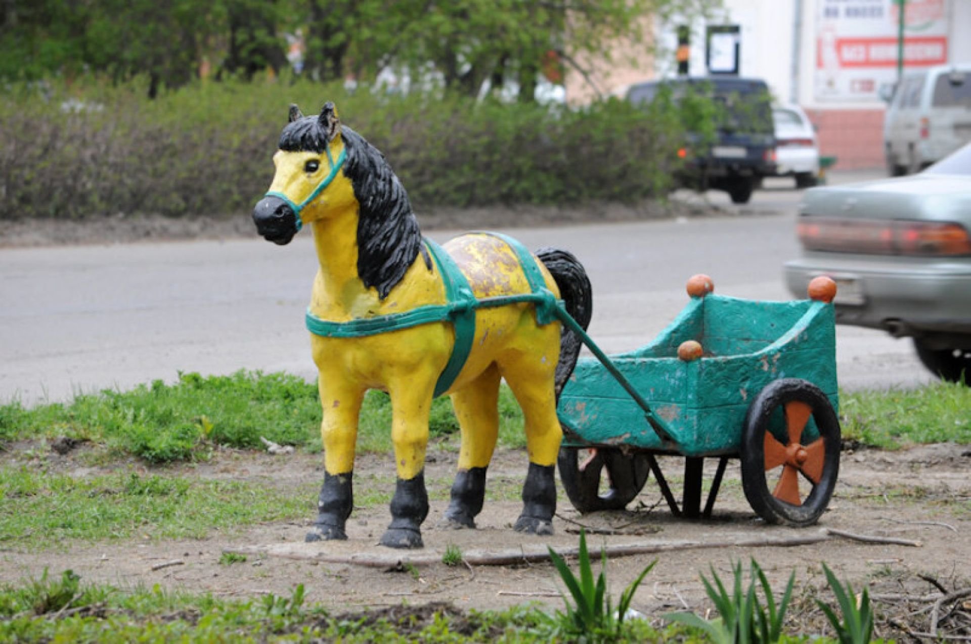 Желтая лошадка. Желтая лошадь. Дворовые скульптуры.