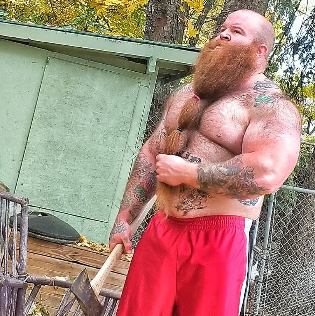 Качки с бородой. Рыжебородый лысый Викинг. Огромный бородатый мужик. Мужик с огромной бородой.
