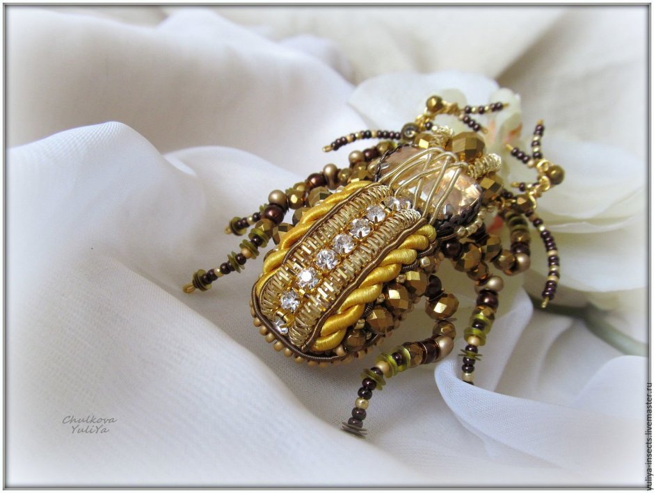 Листоед ясноточный (Chrysolina fastuosa)