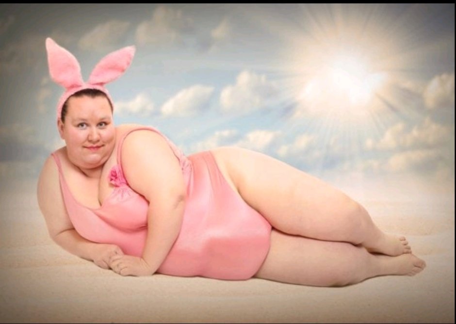 Толстые женщины в костюме зайки