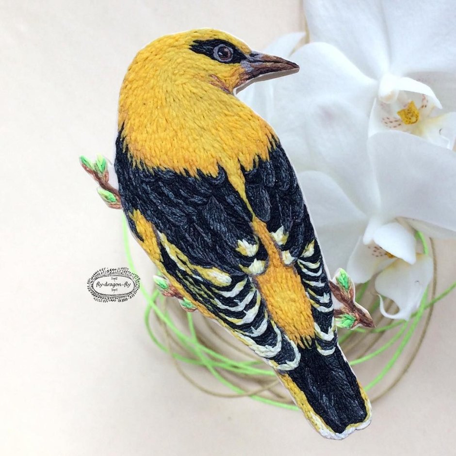Птицы вышитые гладью жёлтые