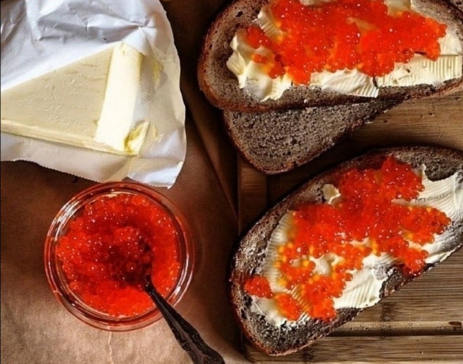 Завтрак с красной икрой