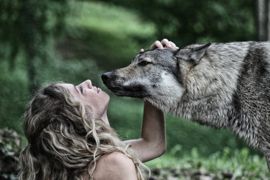 Девушка среди Волков