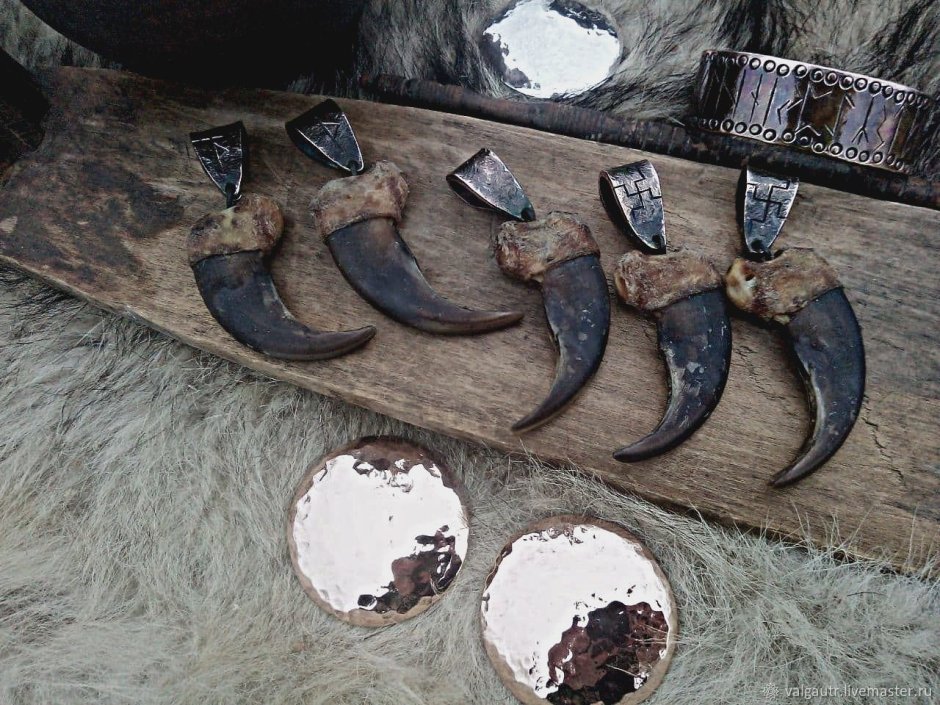 Подвеска с медвежьим когтем