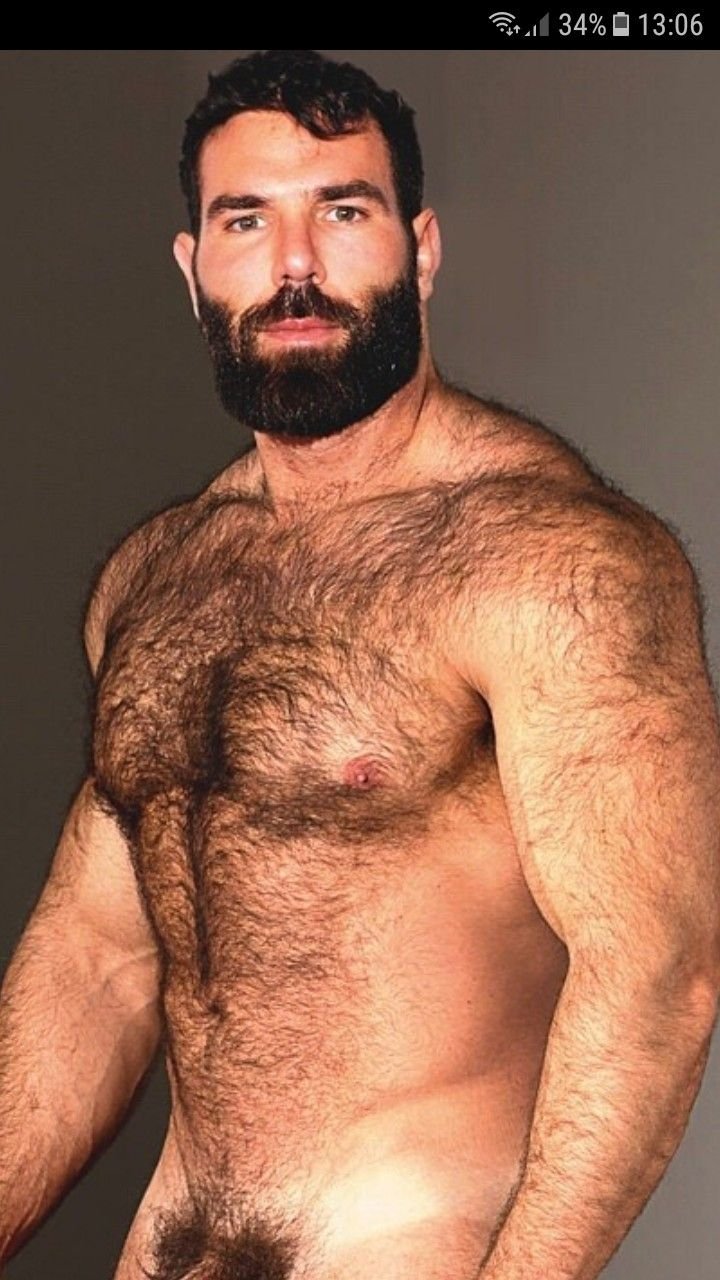 Крупный волосатый мужчина