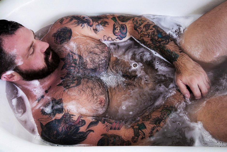 Голый волосатый мужик в ванной