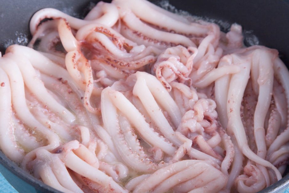 Очищенный и неочищенный кальмар