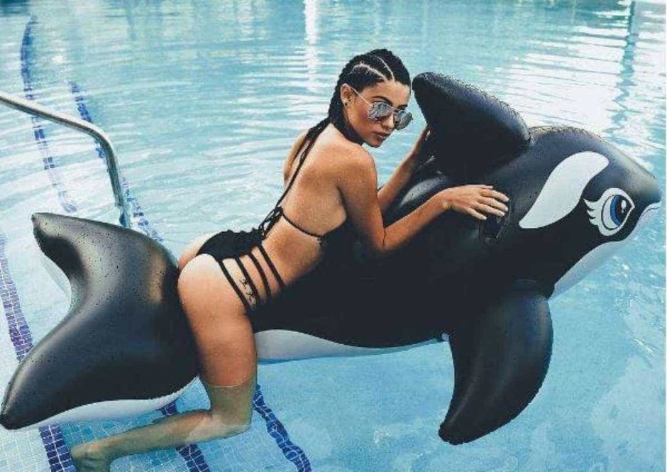 Девушка на надувном дельфине