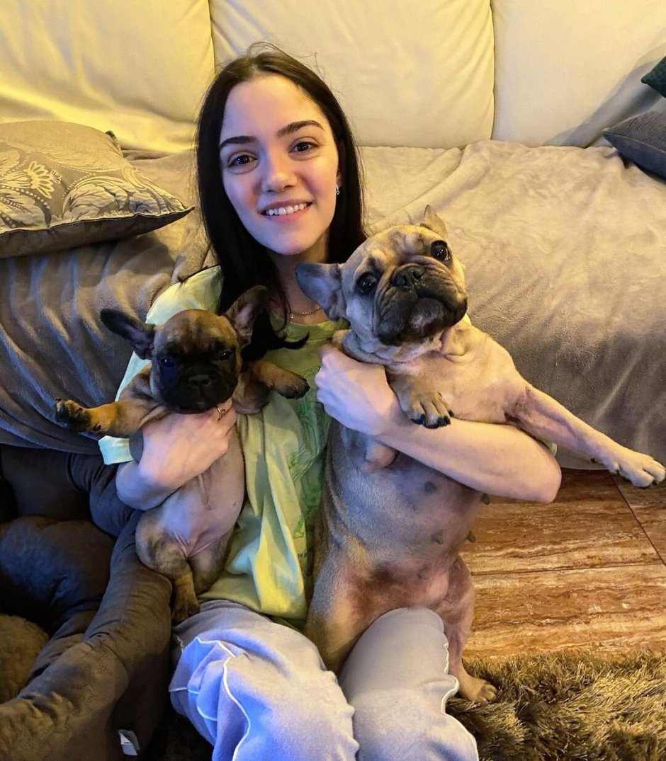 Аня Щербакова с игрушкой