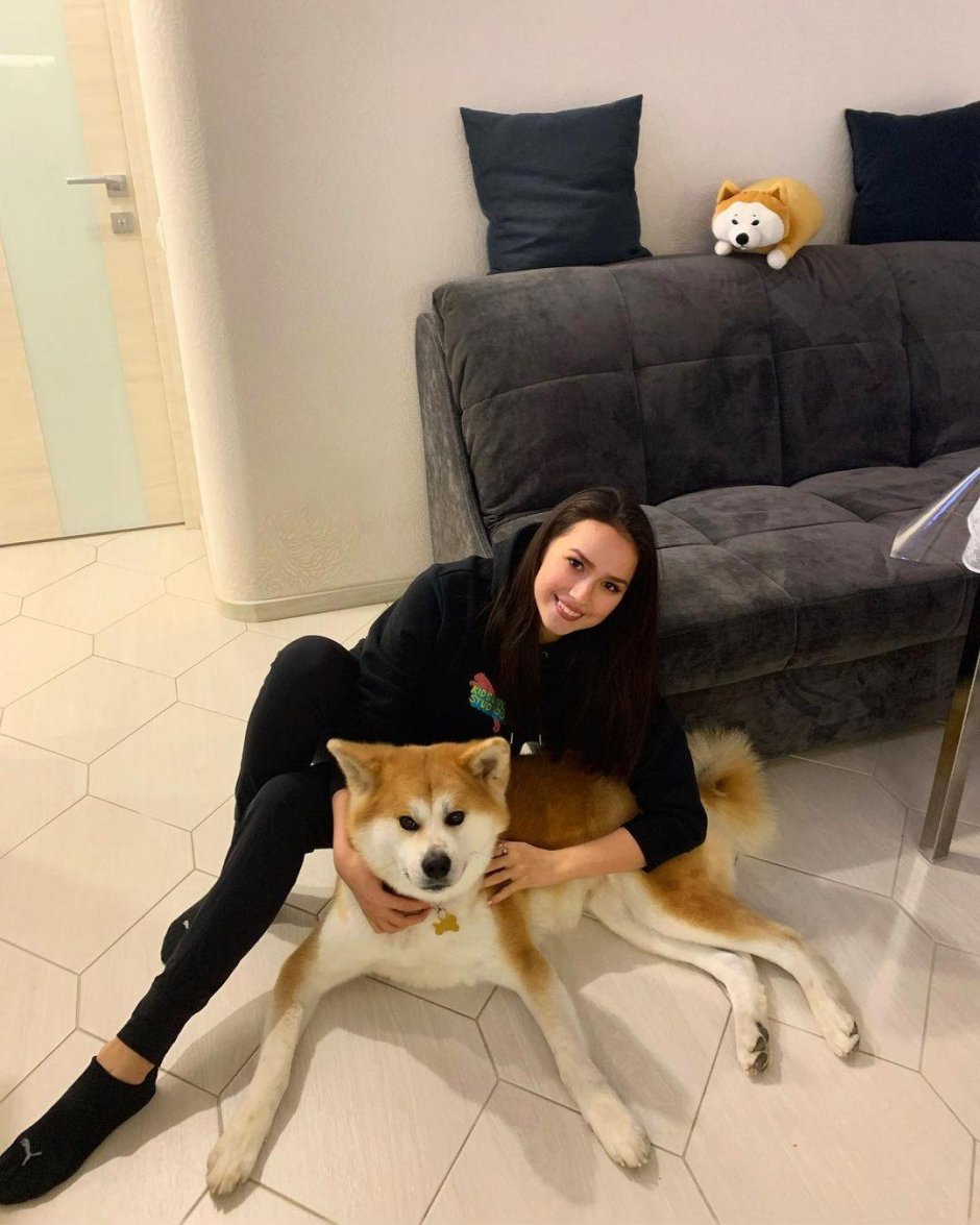 Алина Загитова и собака Масару