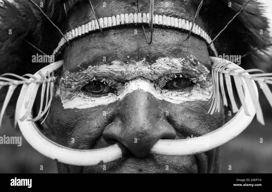 Папуасы с луками и стрелами