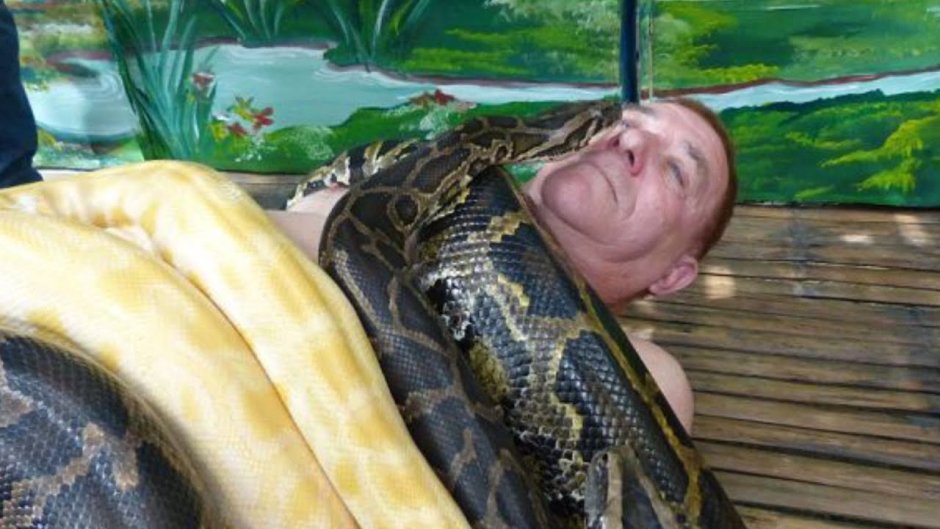 Человек со змеями