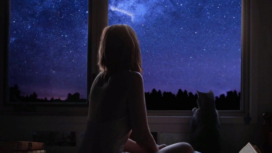 Одинокая девушка у окна