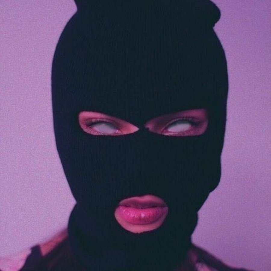 Девушка в Балаклаве сохры