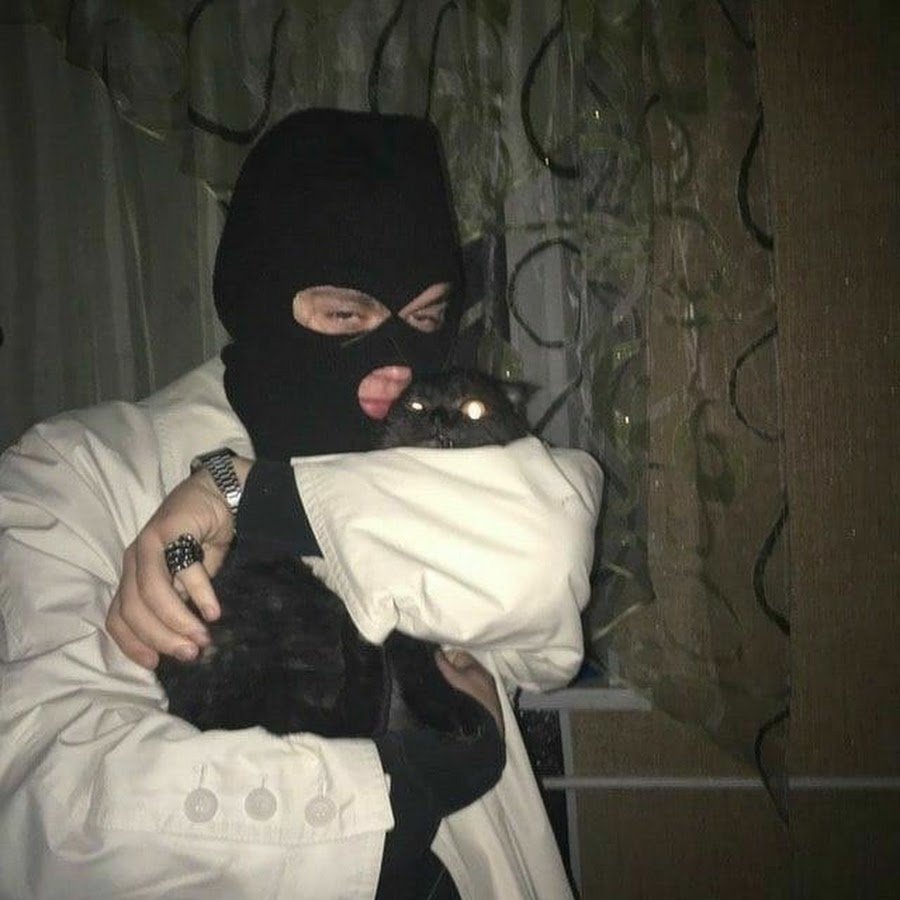 Парень в бандитской маске