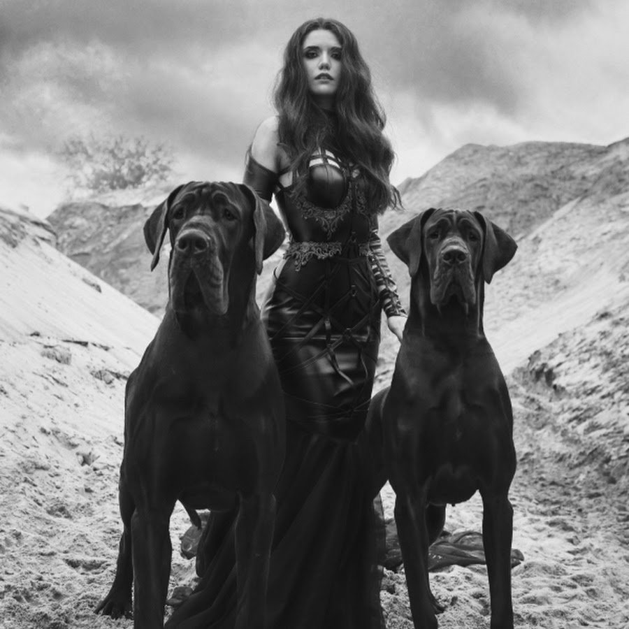 Девушка с немецким догом