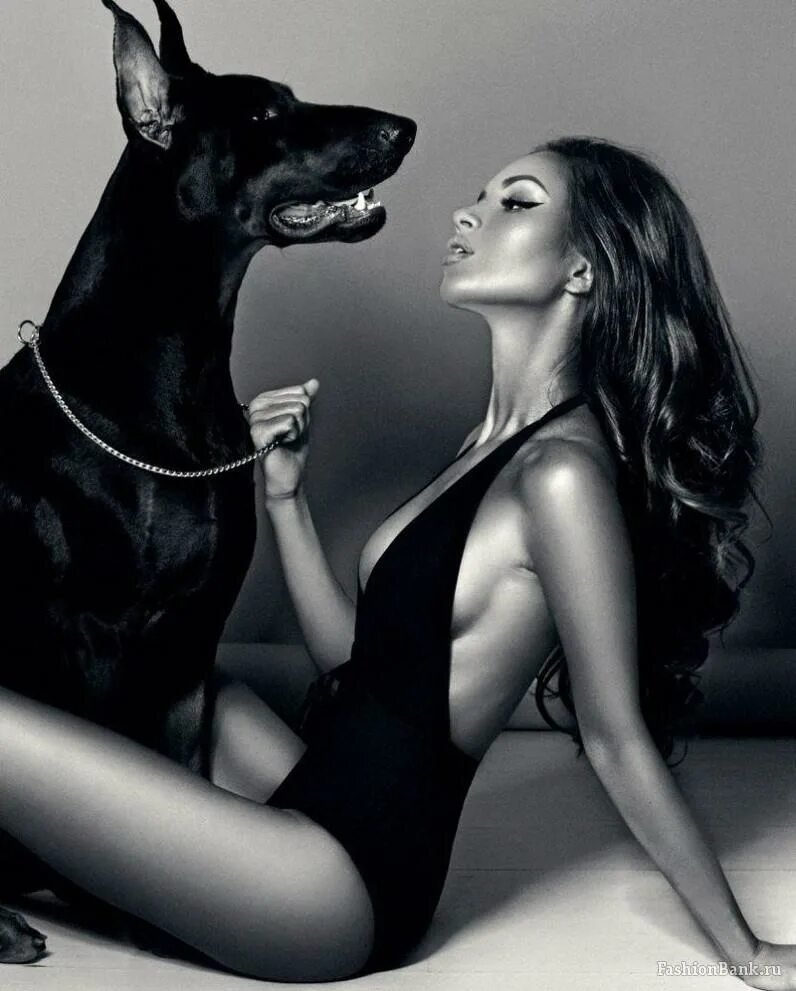 Ирина Шейк с доберманом