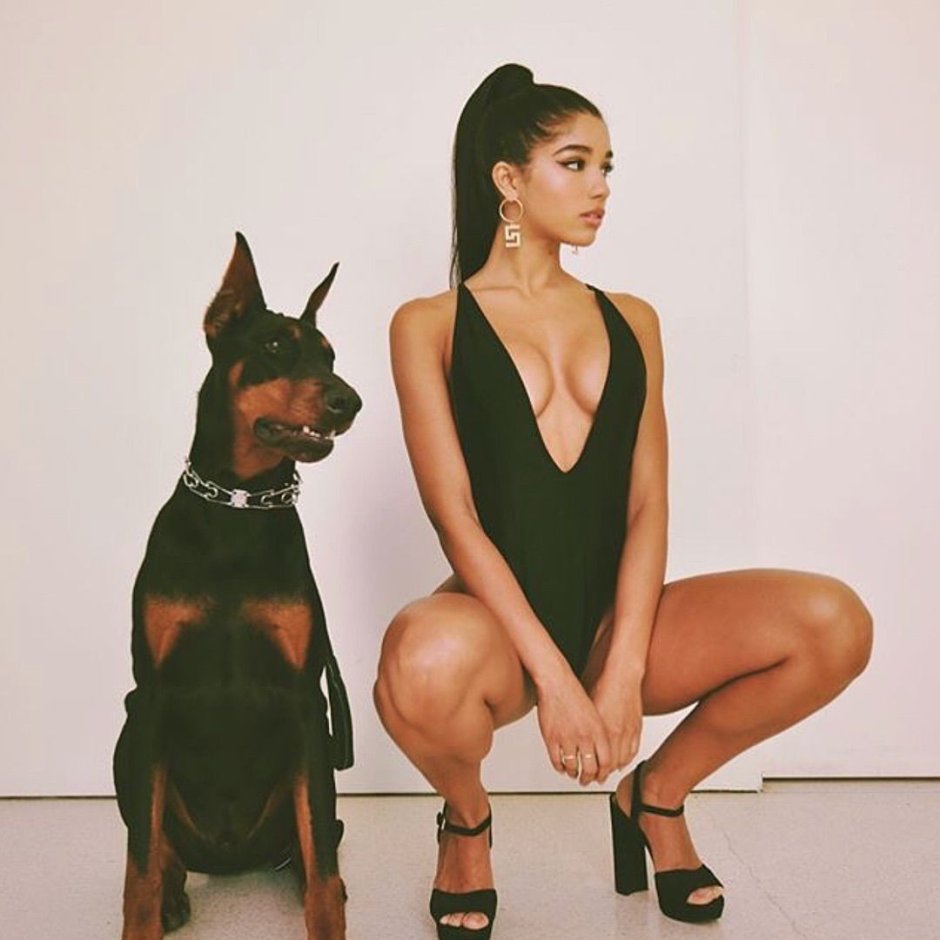 Йована Вентура с доберманом