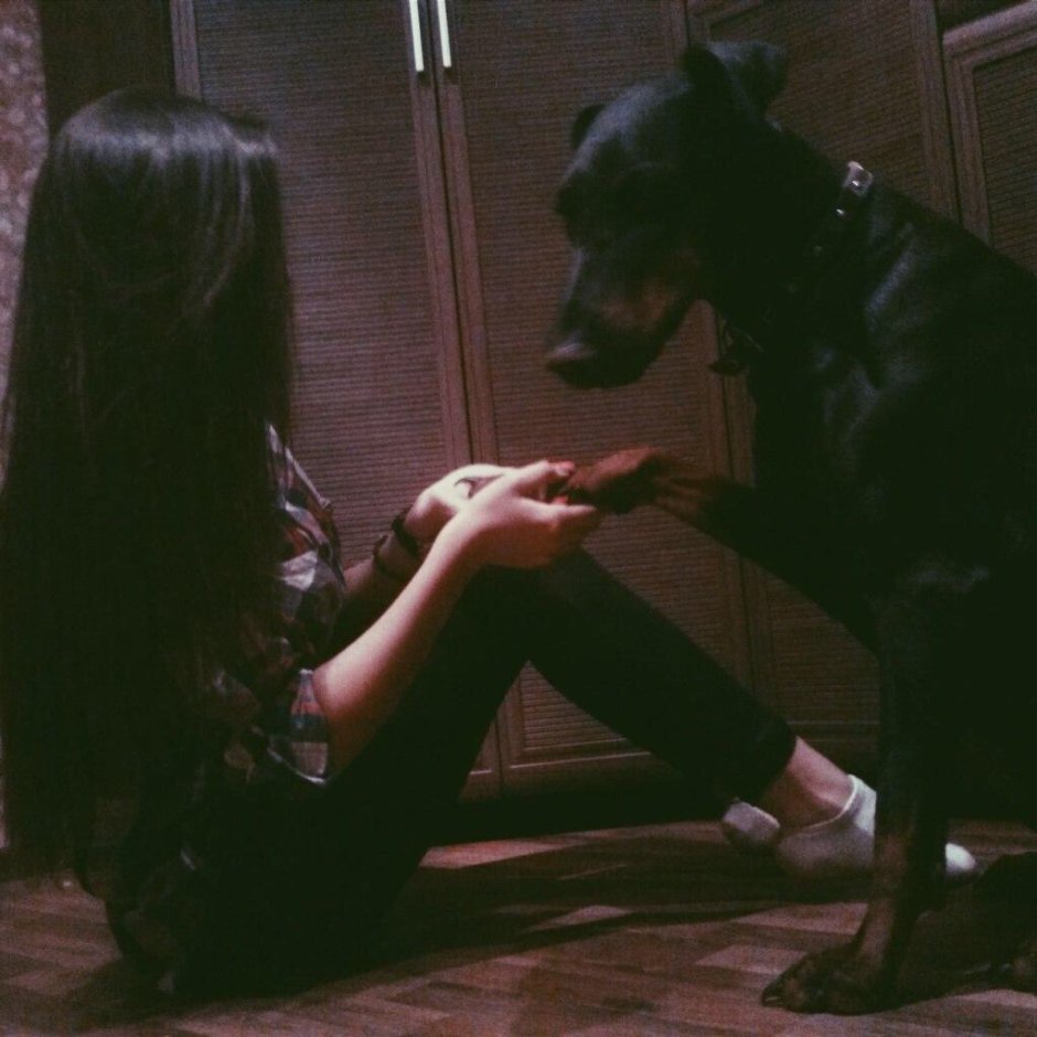 Девушка с псом без лица