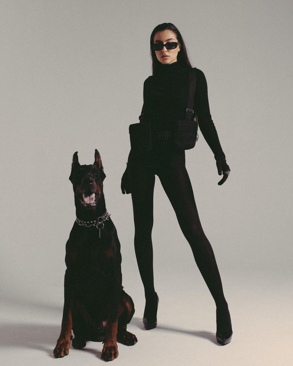 Ирина Шейк с доберманом