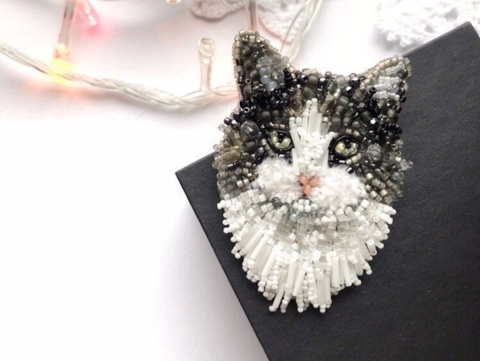 Брошь котик из бисера