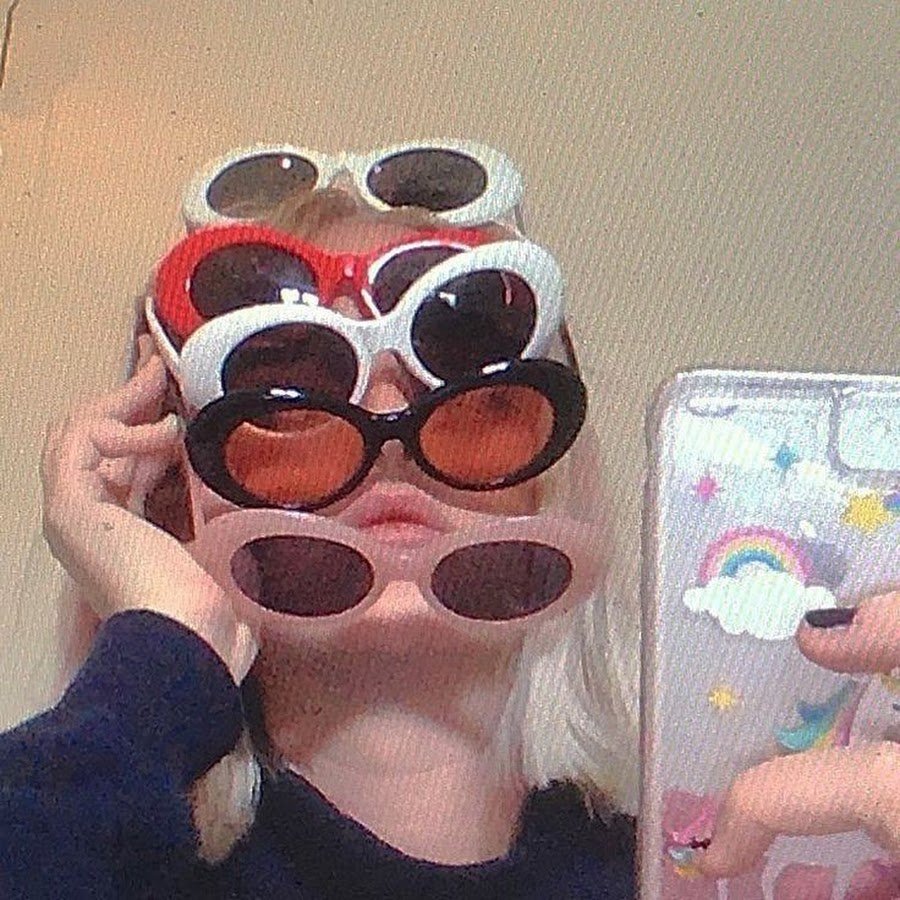 Котик в розовых очках