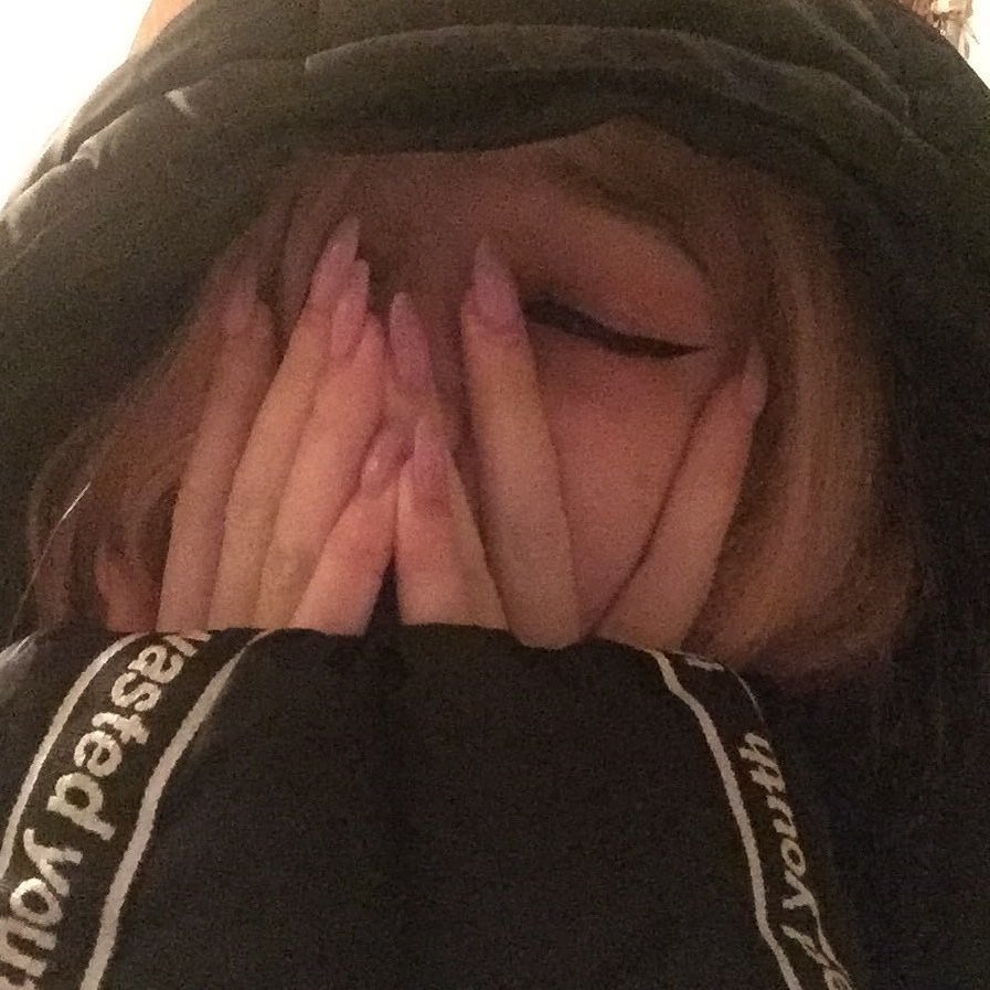 Девушка плачет без лица