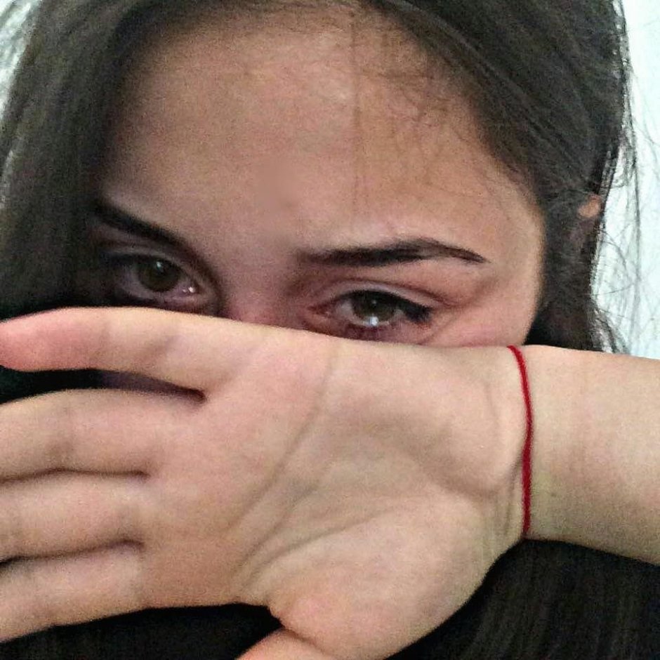 Девушка с заплаканными глазами