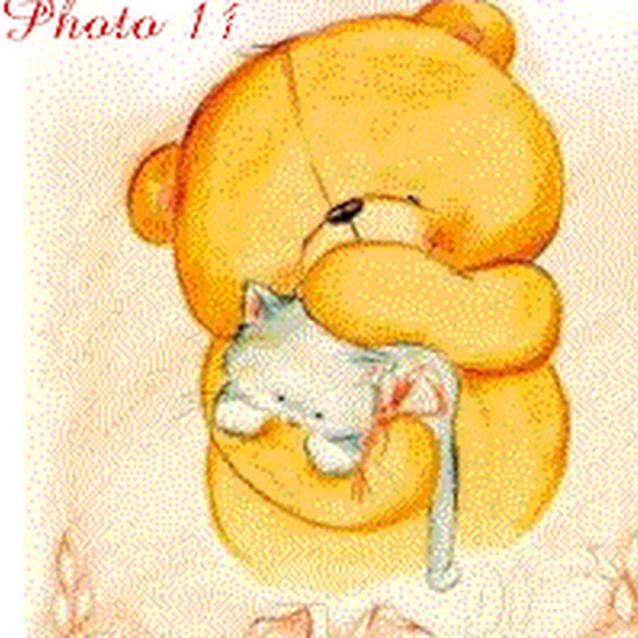 Мишка обнимает котенка