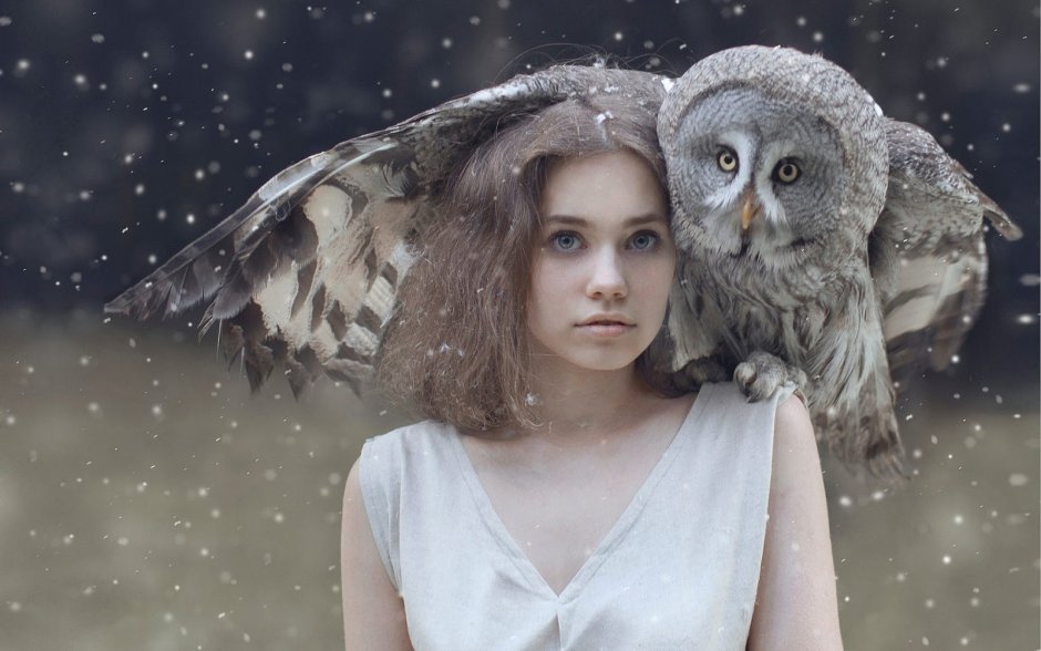 Девушка с совой на плече