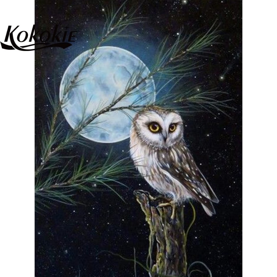Филин на фоне Луны