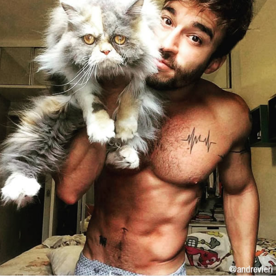 Красивый мужчина с кошкой