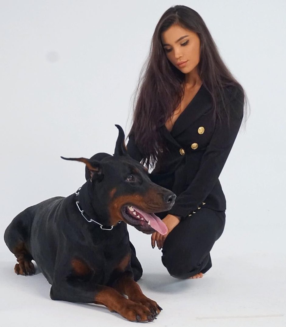 Кендалл Дженнер с доберманом