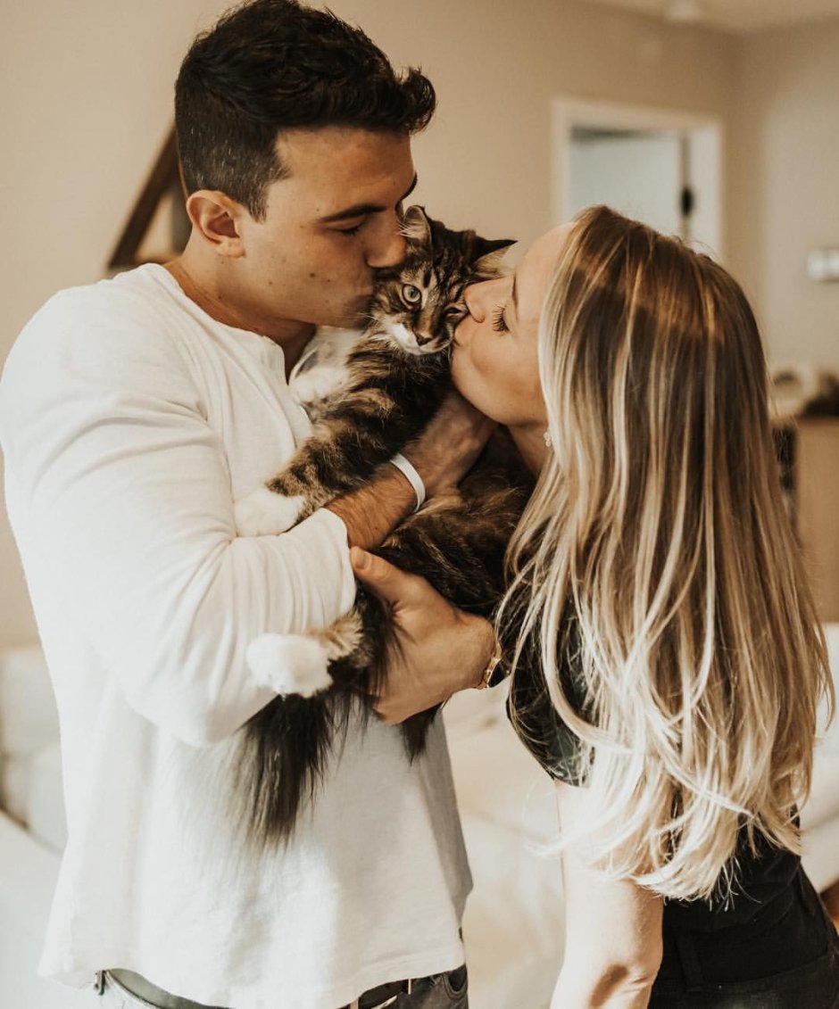 Фотосессия пары с кошкой