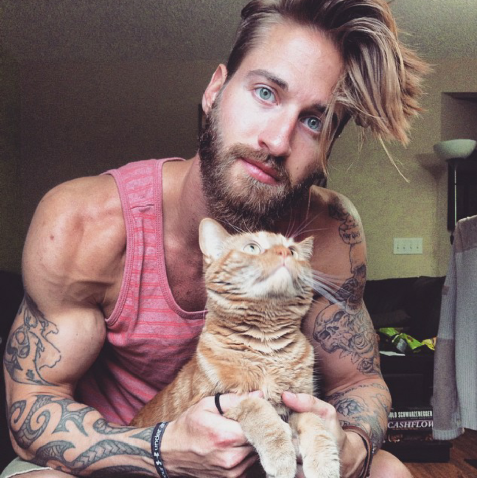 Travis Deslaurier кот