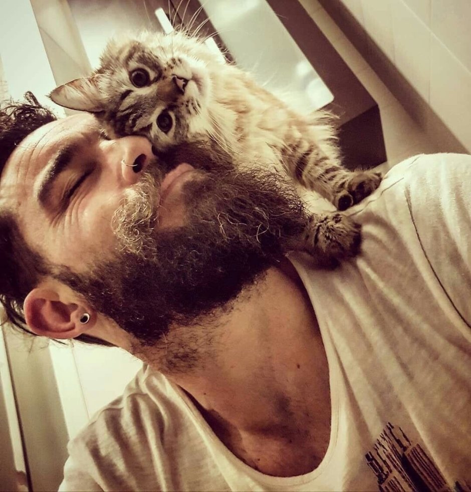 Брутальный мужчина с котенком