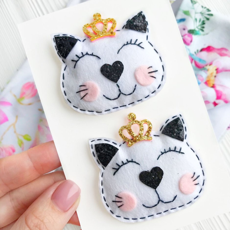 Кошечка с заколками