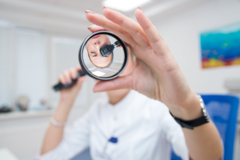 Кот с лупой Мем